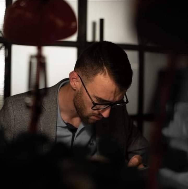 I vranë për mandatin e parë, i qanë për të dytin dhe i shpallën heronj për të marrë të tretin!