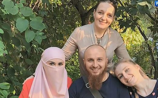 “Nuk ka seks për një muaj”, Burri tregon si i dënon tre gratë e tij kur e mërzisin