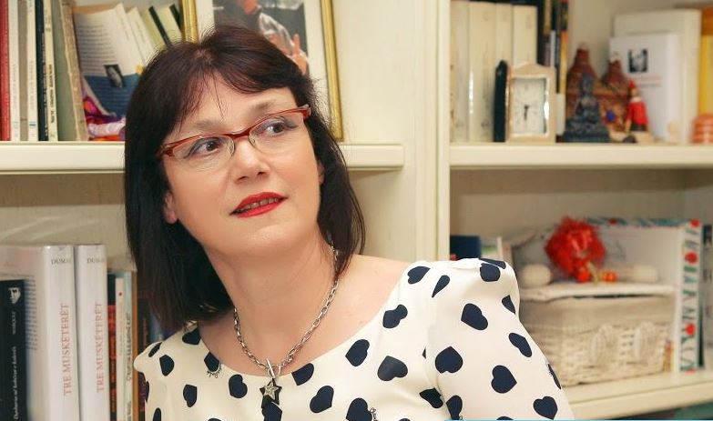 “Hiq ndonjë personalitet pa pikë personaliteti,dhe jepja Mira Meksit” Flutura Açka thirrje Ramës për vaksinimin e shkrimtares