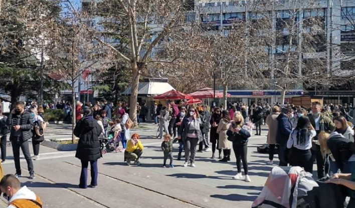 Tërmeti në Greqi, banorët e Larisas dhe Elasonas vrapojnë të trembur në rrugë e sheshe