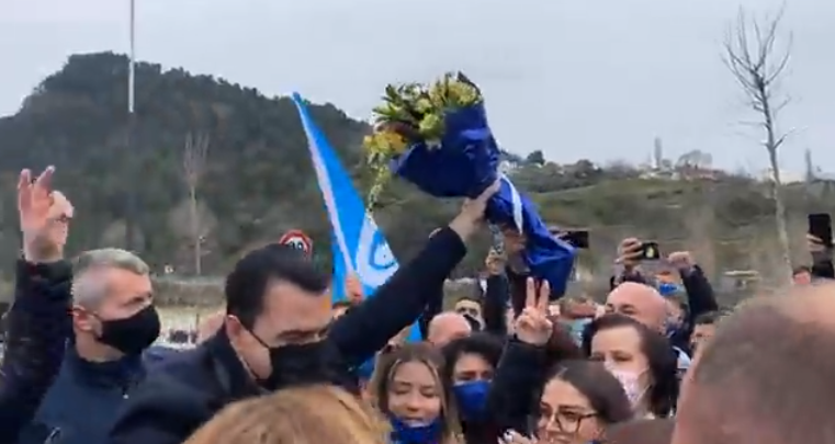 Bashës i bëjnë pritje madhështore në hyrje të Beratit, qytetarët e presin me flamuj e buqeta me lule