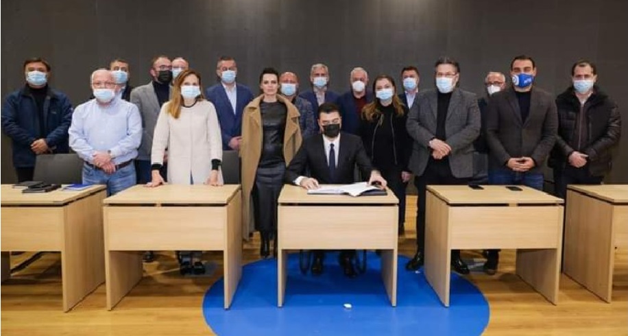 Basha mbledh drejtuesit politikë për fushatën