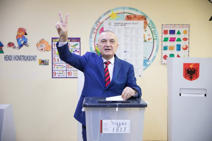 “Dita e shqiptarëve”, thirrje nga Meta: Qytetarët të votojnë të lirë!