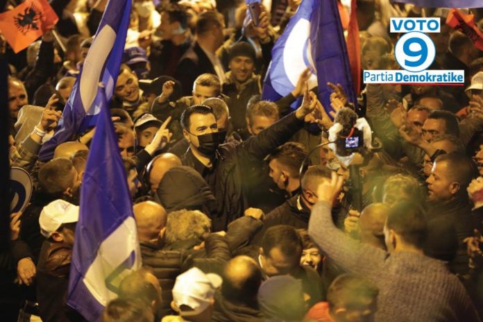 “Shpërthen” Rrësheni,mbështetje spektakolare për Bashën