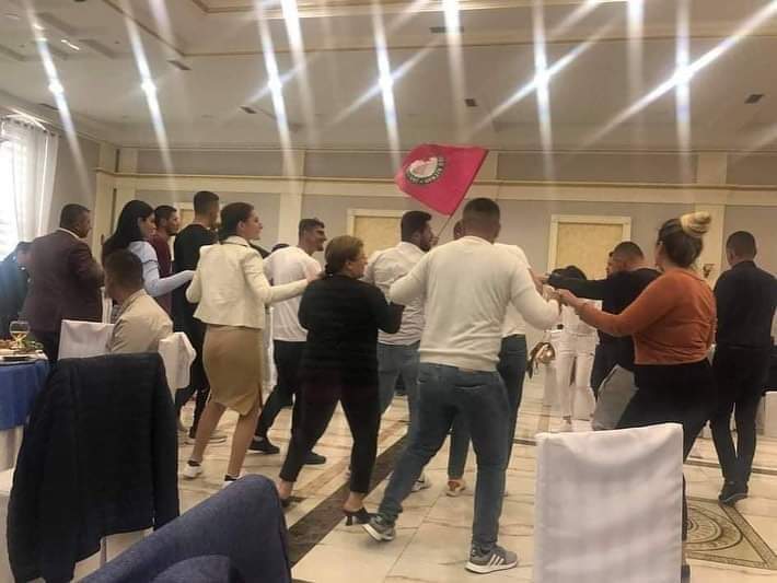 Bufi i Roskovecit e djeg vallen me flamurin e PS. Dorë për dore me zyrtarët