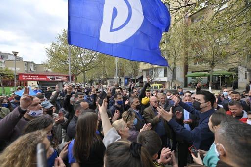 Basha takime me qytetarët në Tiranë. Pritje me entuziazëm