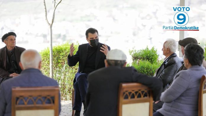 Pensionistët në Librazhd i ankohen Bashës, kryedemokrati u premton ilaçe cilësore dhe me rimbursim: Rrisim pensionet të paktën 5% në vit
