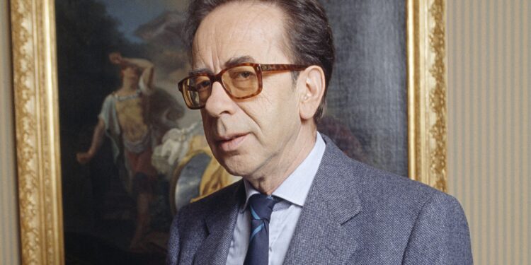 Ismail Kadare mesazh për 25 prillin: Shqiptarët të respektojnë veten e tyre