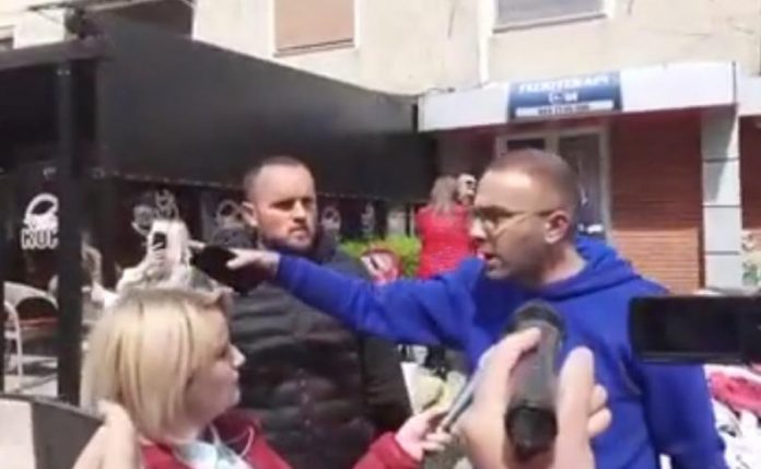 Ekzekutimi i Xhuvanit, Bardhi nga vendngjarja: Makina atje është e mbushur me karta identiteti dhe para