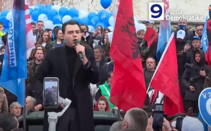 Basha pritet me brohoritje nga mbështetësit në Tropojë: Nëse doni që ky vend të ecë përpara, të gjithë bashkë të votojmë nr.9