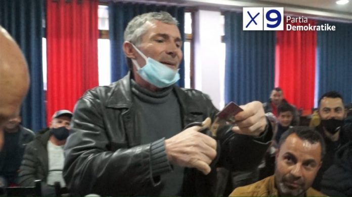 Socialisti i zhgënjyer nga Rama pret me gërshërë teserën e PS, Alibeaj: Të gjithë bashkë në 25 prill…