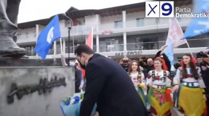 Pas fjalimit në Tropojë, Basha vendos lule te busti i Azem Hajdarit…