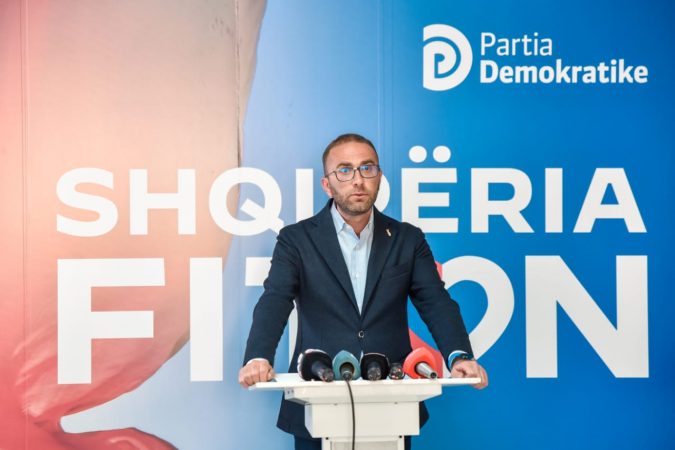 Vrasja në Elbasan, Bardhi: Është filmuar personi duke dhënë para dhe mbledhur karta