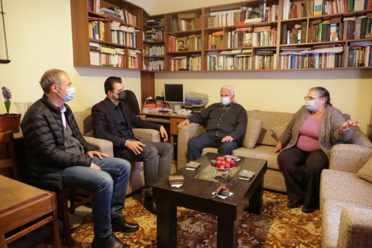 Takimi në familjen që ka kaluar Covid-19/ Basha: Mbështetje financiare për ata që e mbuluan me shpenzimet e veta