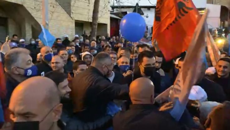 “Lulzim e ke emrin, lule bëje Shqipërinë”, Basha pritet me entuziazëm në njësinë nr.4