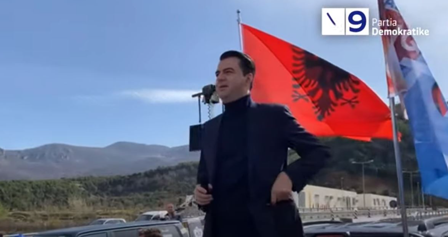 “Rama ik”, demokratët e presin me brohoritje, Basha mbi makinë: E mbajta fjalën për tunelin e Krrabës