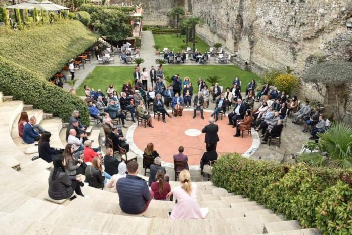 Shkrimtarë, poetë, studiues në mbështetje te Flutura Açkës dhe ekipit të PD: Flutura, shpresa dhe krenaria jonë