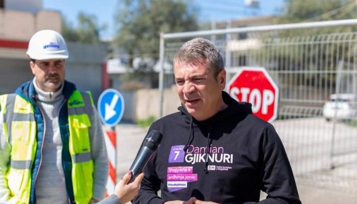 Reagim i FRPD Vlorë: Të braktisur nga qytetarët e Vlorës detyrohen të dalin rrugëve me lopatë në dorë për të hedhur asfaltin elektoral