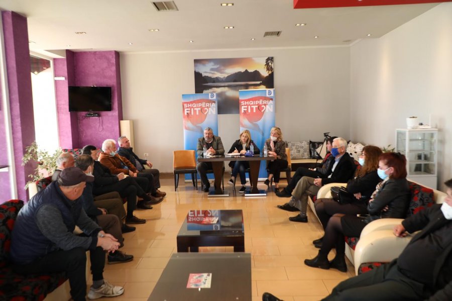 Ina Zhupa me mësuesit në Sarandë: 700 euro rroga dhe investime në shkolla