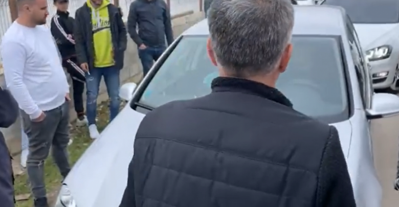 VIDEO-Skandal i shitblerjes së votave/ Ndalohet makina e Xholit, drejtor juridik i Bashkisë Bulqizë: Ishte duke shpërndarë lekë…