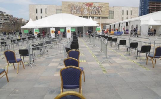 Vdekjet pas dozave kineze/ Boshatiset vaksinodromi në sheshin Skënderbej