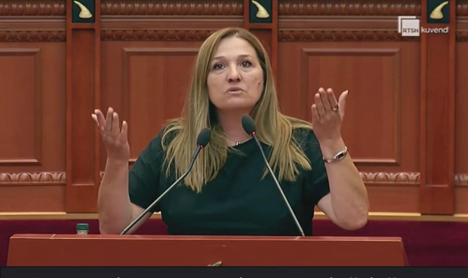 Açka: Shqiptarëve duhet t’u flasim ditën për diell, jo natën për gjumë…