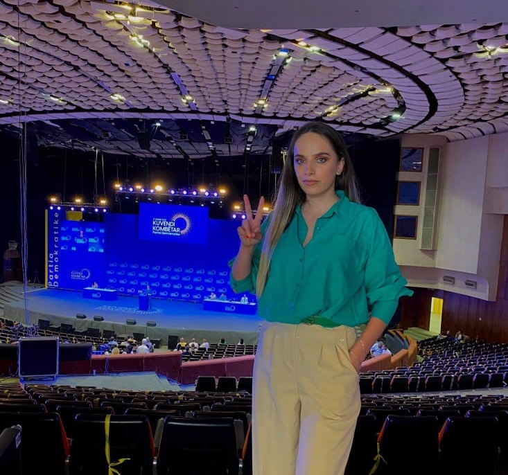 Lufta brenda llojit, në kohë krize e opozite!