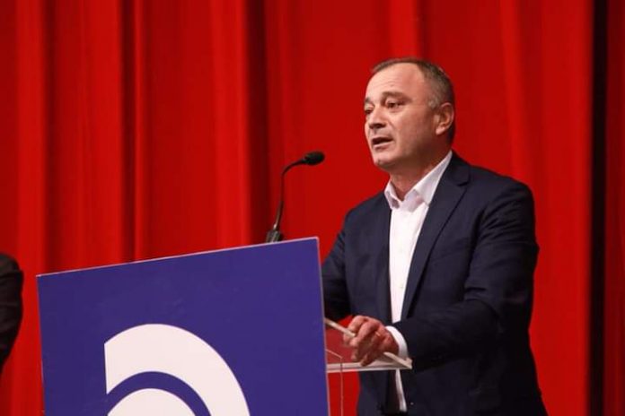 Në mullirin e kujt po çojmë ujin ne si demokratë!