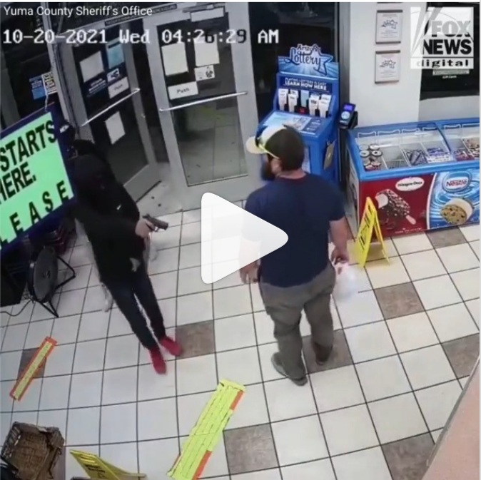 VIDEO/ Ish-ushtari çarmatos grabitësin me nje lëvizje