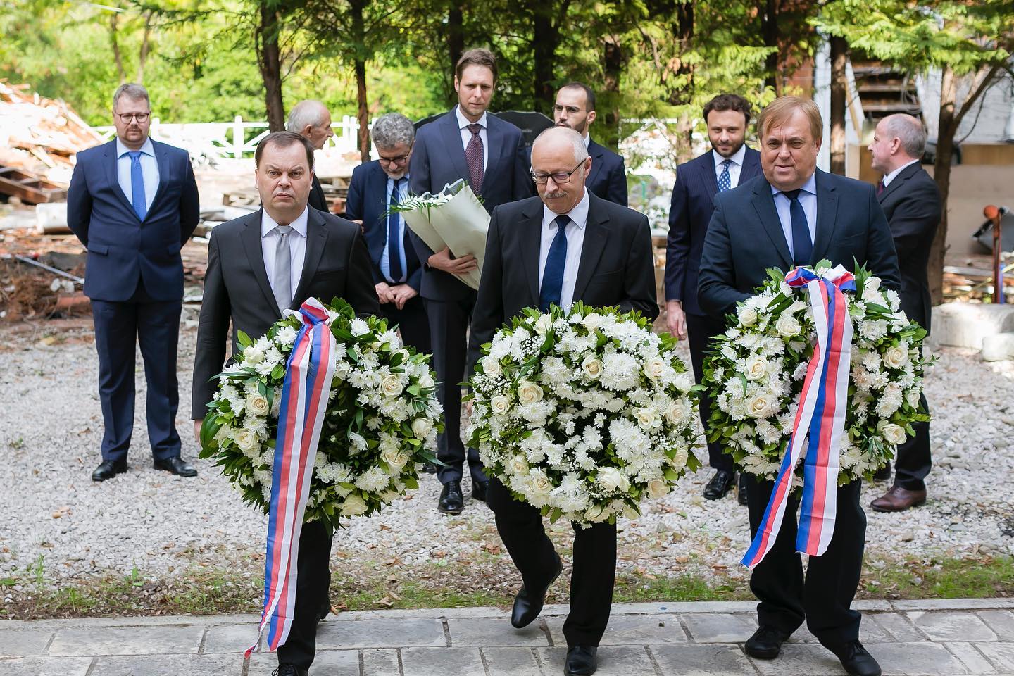 Në përkujtim të 19-vjetorit të Mbretëreshës Geraldinë, LTM Princ Leka nën shoqërimin e 3 ambasadorëve vizitë në Mauzoleumin e Familjes Mbretërore