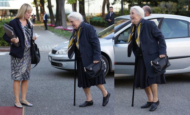 Fotolajm/ Deputetja Luljeta Bozo futet në Kuvend duke ecur me bastun