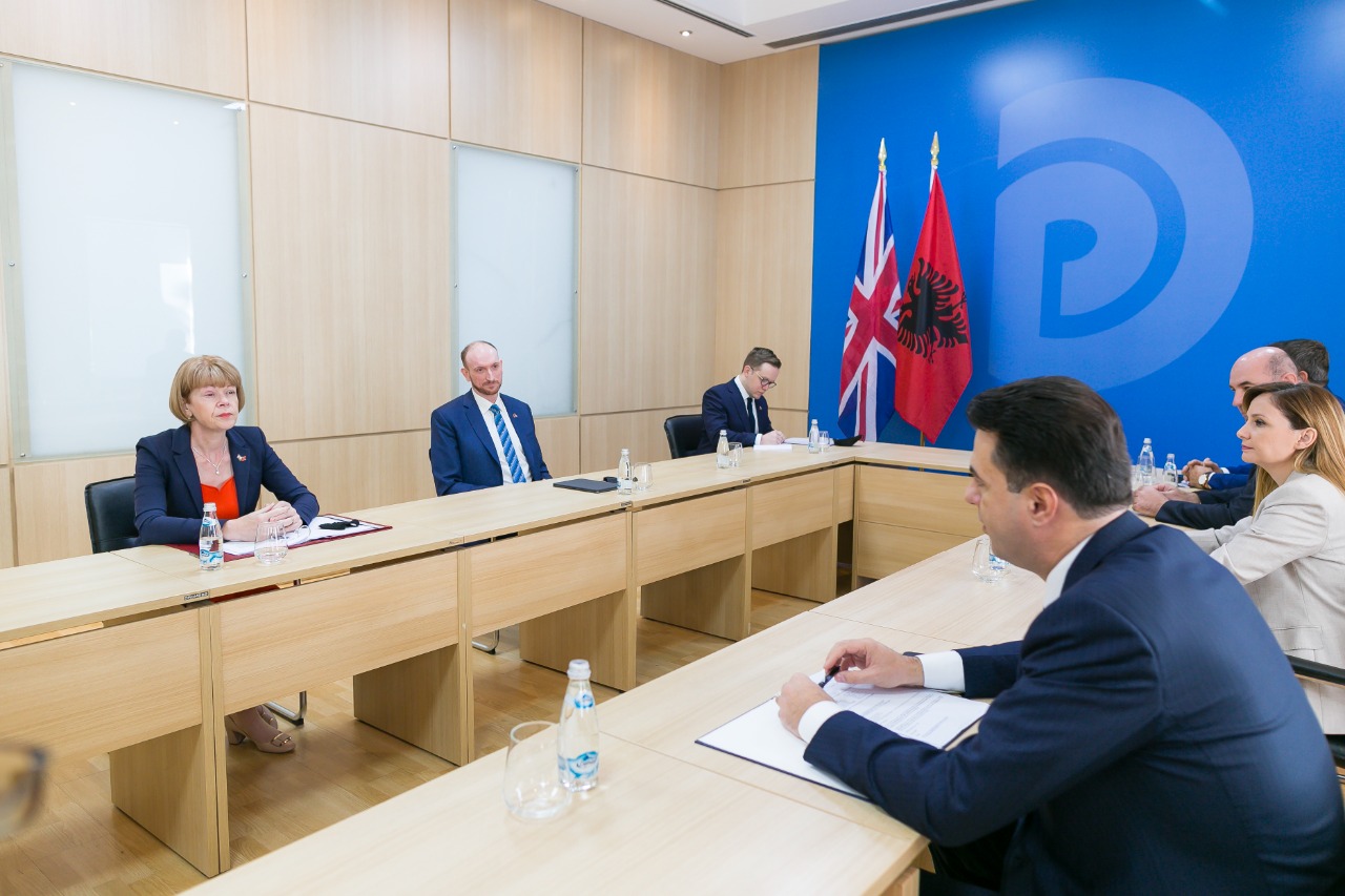 ?Basha me ministren britanike: Prerja e lidhjeve të politikës me krimin është një prioritet absolut