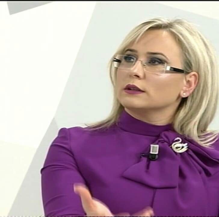 T’i qëndrojmë demokracisë dhe dinjitetit besnikë!