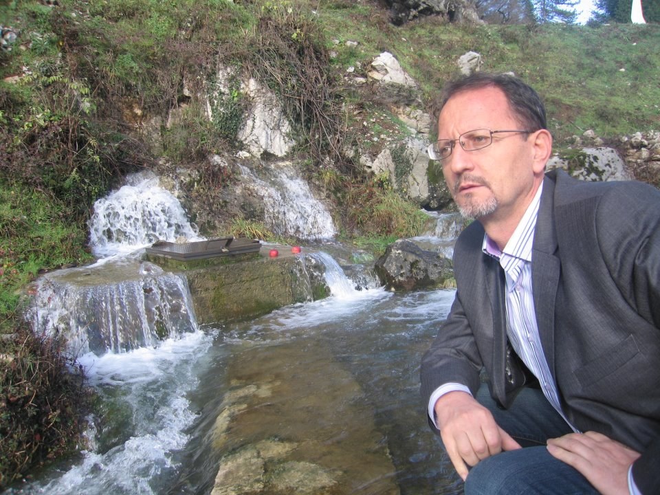 Qajnë Pemët  –  poezi nga Rexhep Polisi