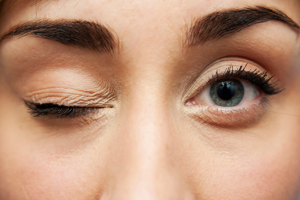Pse ndonjëherë na dridhen qepallat e syve? Këto janë shkaqet dhe mënyrat si t’i menaxhojmë ato.