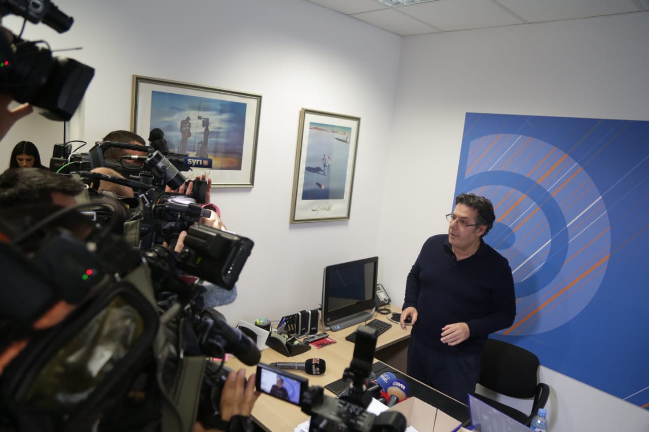 Kamerat Lejohen Në Zyrë, Paloka: Mos Filmoni Emrat