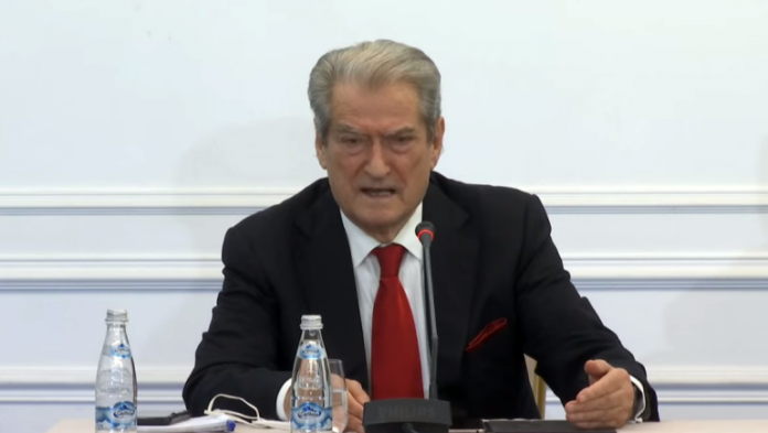 Basha shpalli mbajtjen e Kuvendit më 18 dhjetor/Berisha nuk tërhiqet: Kuvendi Kombëtar i PD do të mbahet më 11 dhjetor