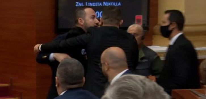 “O kone”, Salianji përplaset fizikisht me Braçen, ndërhyn garda