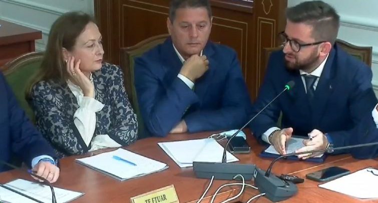 Erion Isai ankohet te Komisioni i Ligjeve: Nuk gjejmë dot punonjës në bashki, rrogat janë shumë të ulëta