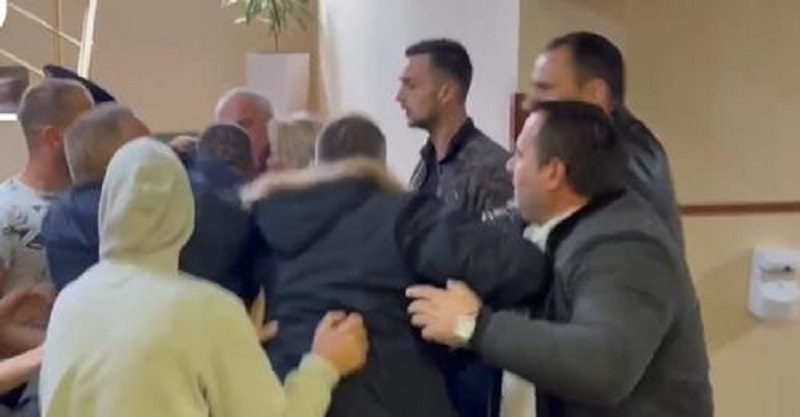 VIDEO/ Policia BLINDON Gjykatën e Fierit, familjarët e Mateos shqyejnë derën: Ku e keni fshehur Klodian Çalamanin, do ta vrasim!