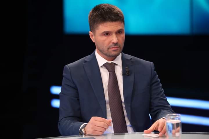 Foltorja mori me vete gjithë mendësitë e majta duke e çliruar pjesën tjetër të partisë