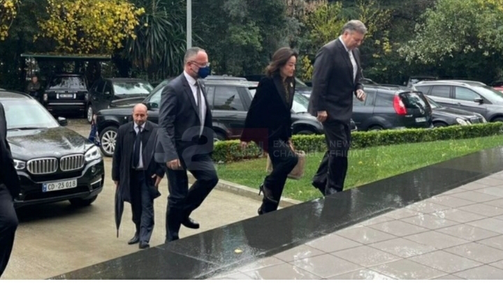 Nis takimi, Escobar dhe Yuri Kim në zyrën e Bashës