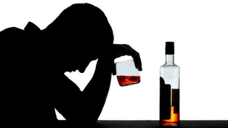 Sindromi i tërheqjes nga alkooli: Shkaqet, simptomat dhe trajtimi