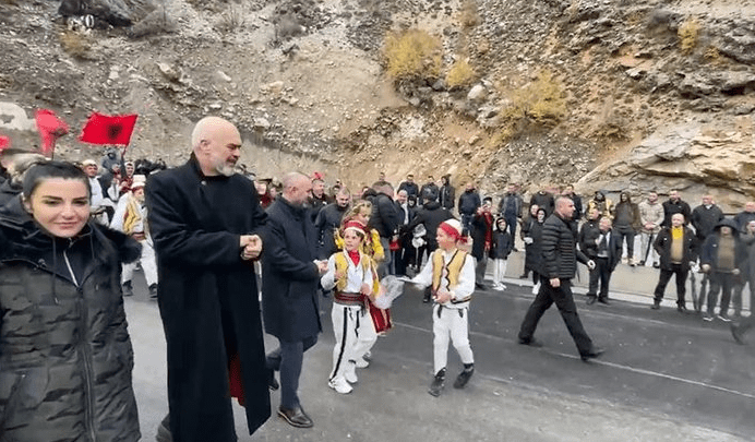 U hap 2 ditë më parë, shemben shkëmbinjtë në Rrugën e Arbrit