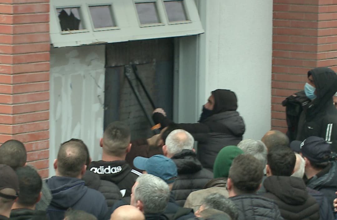 Dhuna në seli, reagon PD: Me një grusht njerëzish kërkon të marrë me dhunë selinë