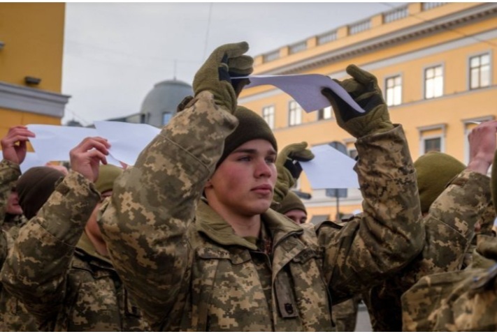 Ukraina merr vendimin: Ndalohen meshkujt nga 18 deri në 60 vjeç që të largohen nga vendi
