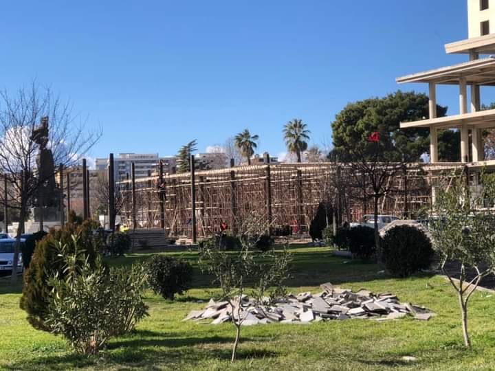 Vlorë/  “Shpërfytyrimi i Sheshit të Flamurit”, reagon FRPD-ja: Betonimi, refren i pseudopunimeve