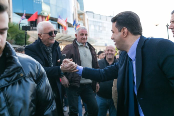 “Shyqyr që ke ardhë me vajza e djem të rinj, jo me burra të vjetër”/ Pas hapjes së fushatës, Basha ecën në rrugët e Shkodrës (VIDEO)