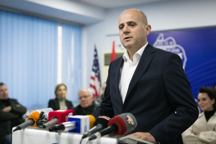 FOTO/Vangjush Dako në fushatë, reagon Luan Hoti: kërkon ta shndërrojë qytetin tonë në non grata