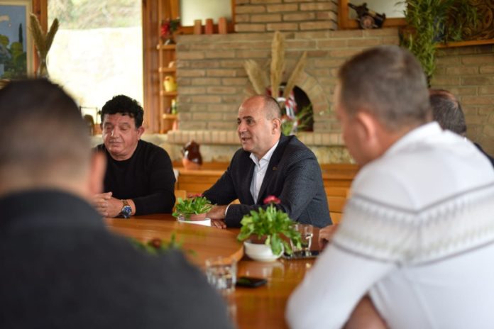 Kandidati i PD-së për Bashkinë Durrës Luan Hoti takon sipërmarrës të agroturizmit: Brenda 100 ditëve paketë fiskale që ndihmon biznesin